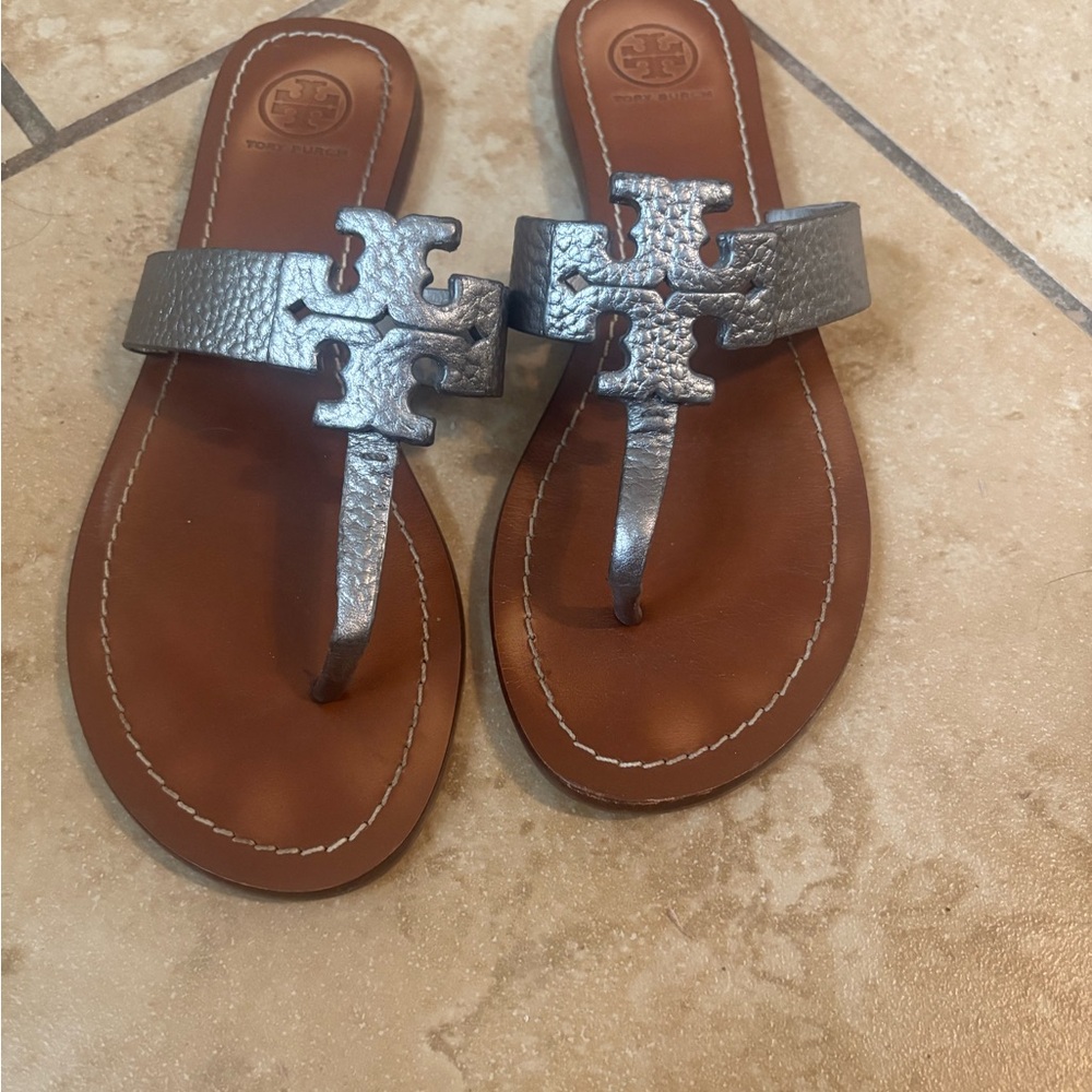 Beautiful size 8 Tory Burch thong sandals in Pewter color - Picture 2 of 3